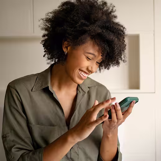 Mulher com um celular na mão